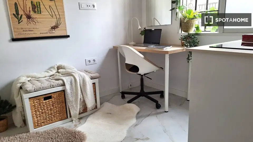 Study for share in Sevilla  with Air Conditioner, Heating and Terrace