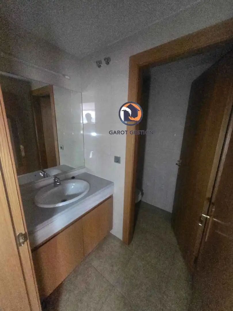 Bany de Local en venda en Alcorcón amb Aire condicionat, Calefacció i Parquet