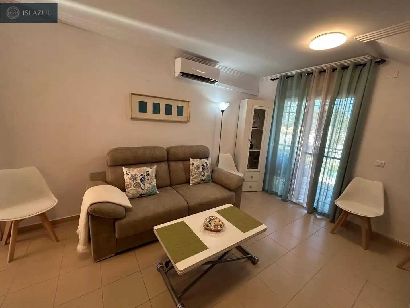 Sala d'estar de Pis de lloguer en Isla Cristina amb Aire condicionat, Jardí privat i Terrassa