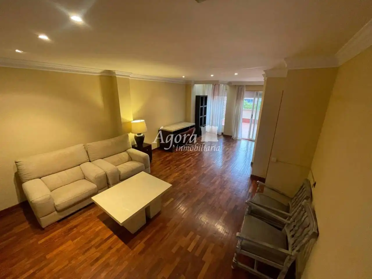 Sala de estar de Dúplex en venta en Valladolid con Calefacción, Parquet y Terraza