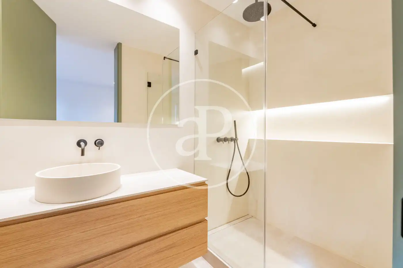 Bathroom of Flat for sale in Madrid  with Air Conditioner, Heating and Balcony