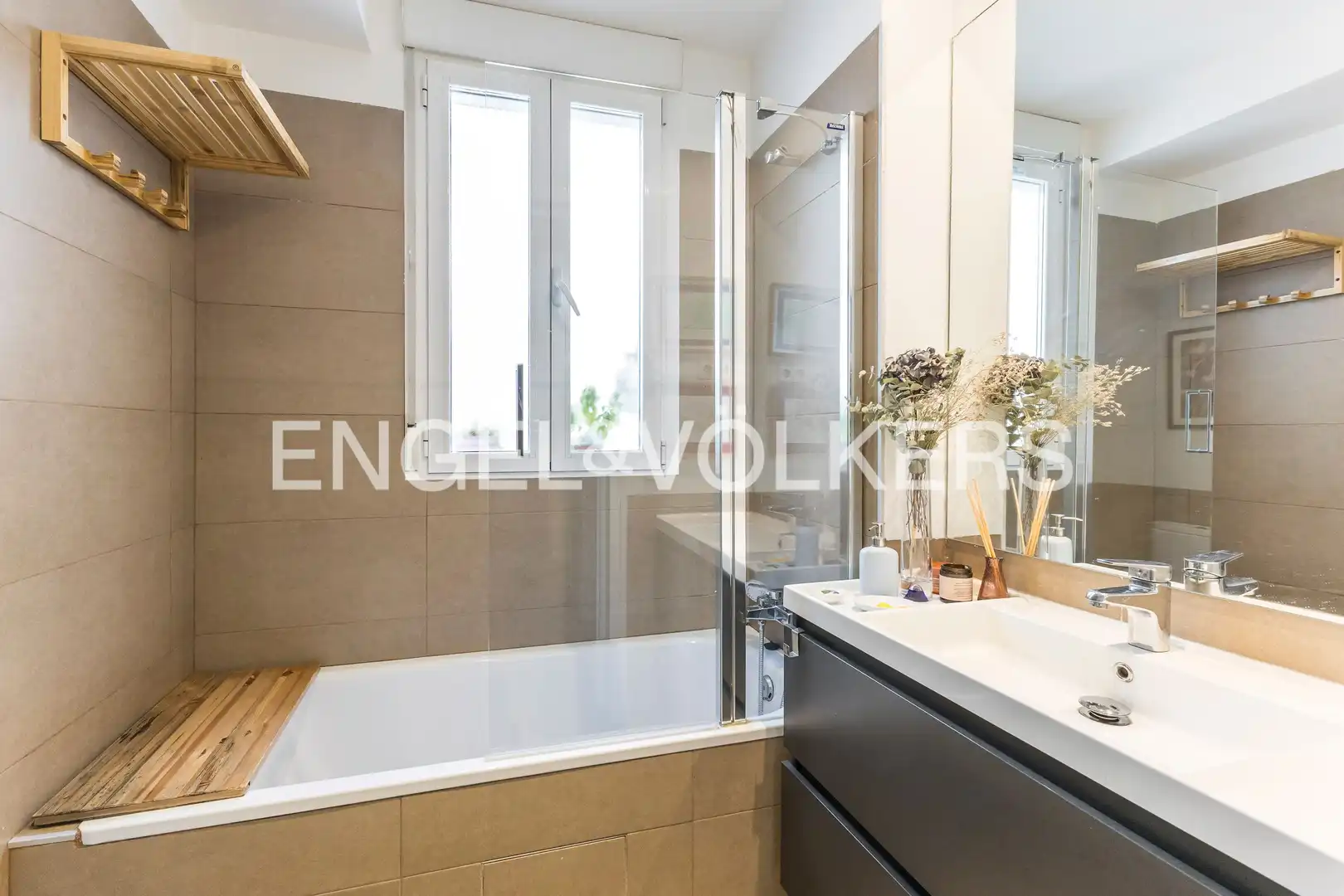 Badezimmer von Wohnung zum Verkauf in Madrid mit Klimaanlage, Heizung und Balkon