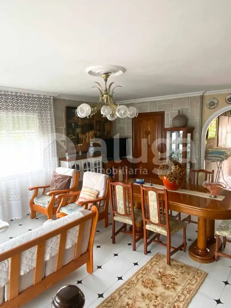 Sala d'estar de Casa o xalet en venda en Cangas  amb Calefacció, Jardí privat i Terrassa