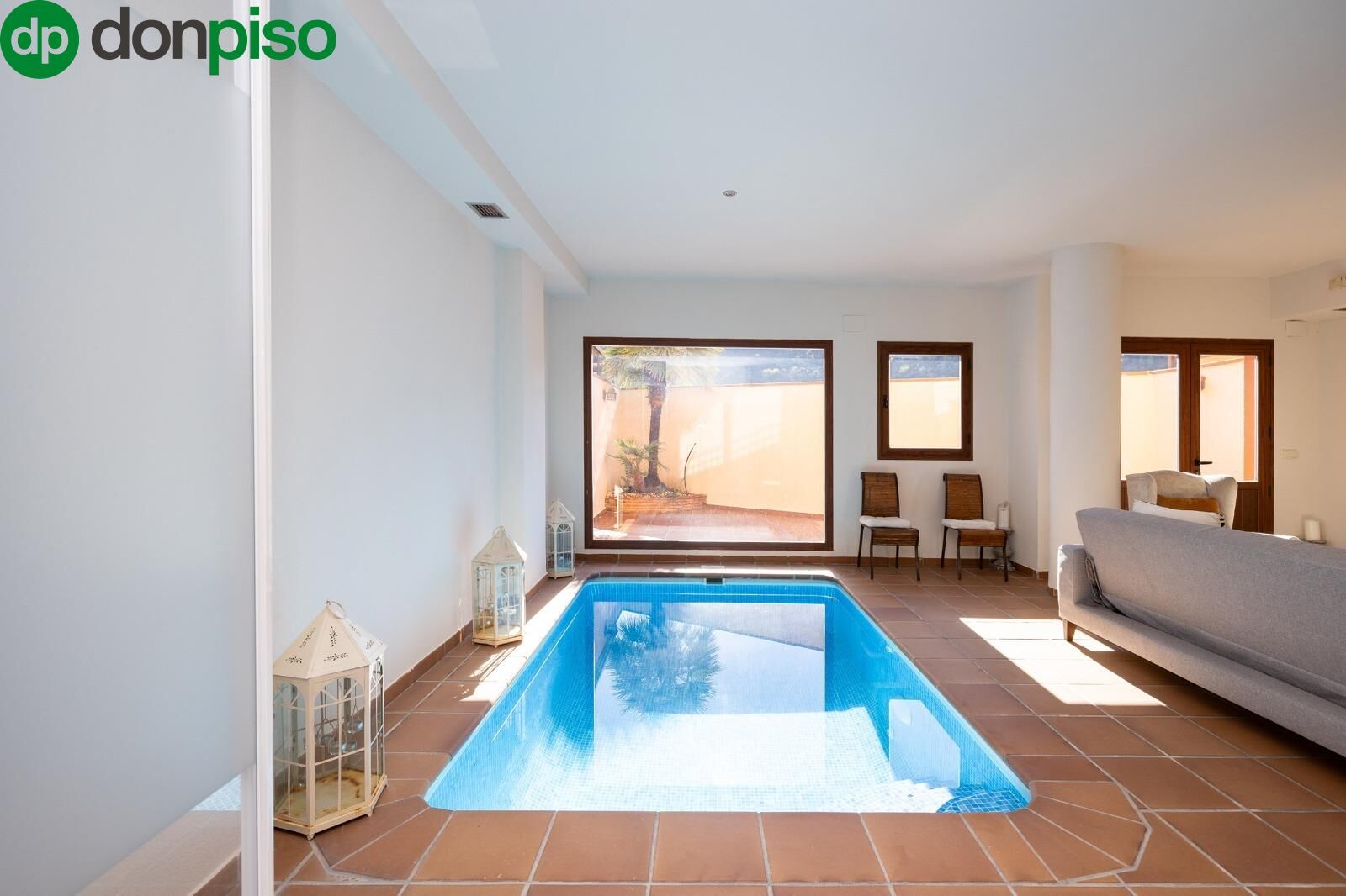 Schwimmbecken von Einfamilien-Reihenhaus zum Verkauf in  Granada Capital mit Klimaanlage, Heizung und Terrasse