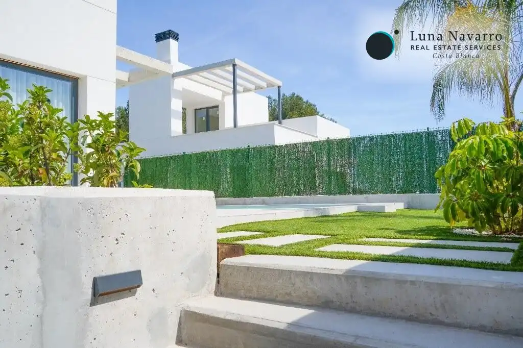 Houses for sale in Carrer Praga, Golf Bahía