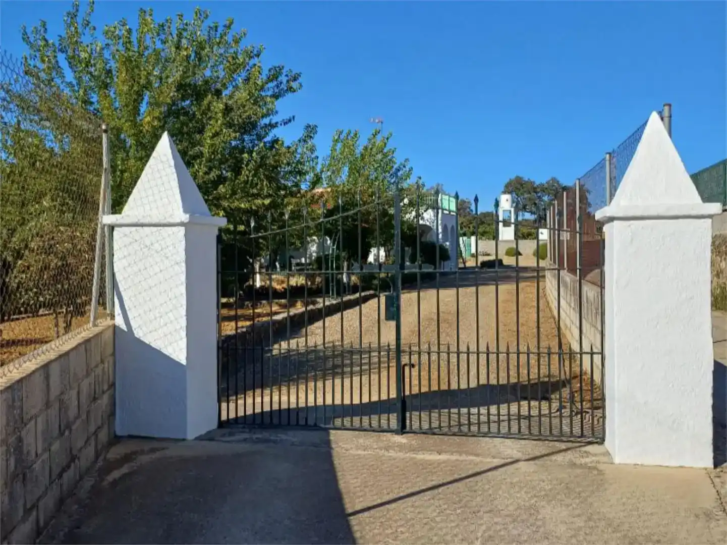 Vista exterior de Piso en venta en El Castillo de las Guardas con Jardín privado, Trastero y Piscina
