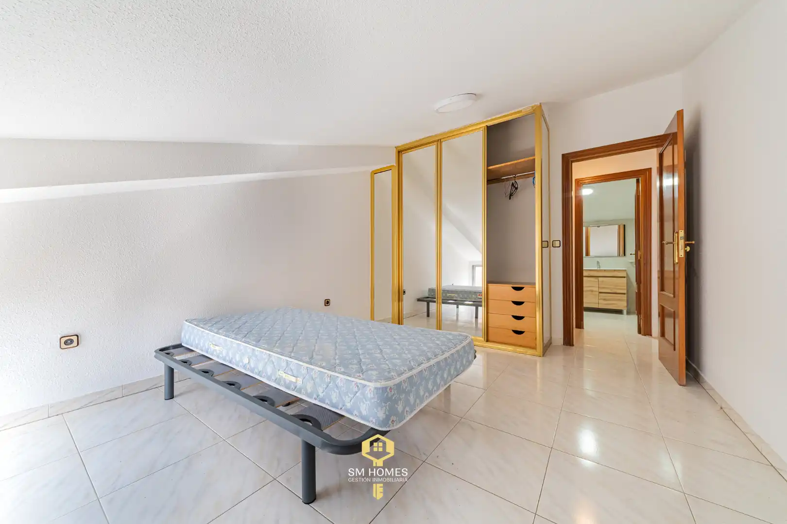 Bedroom of Attic for sale in San Fernando de Henares  with Air Conditioner, Heating and Terrace