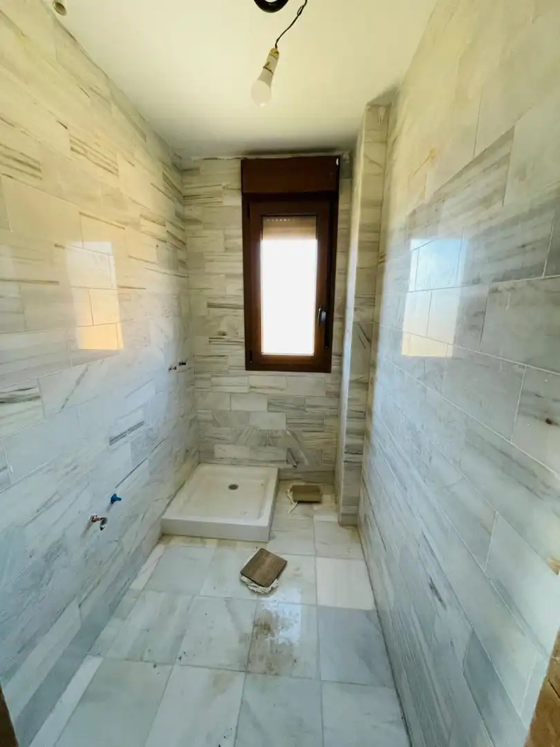 Baño de Casa adosada en venta en Navalperal de Pinares con Jardín privado, Terraza y Alarma