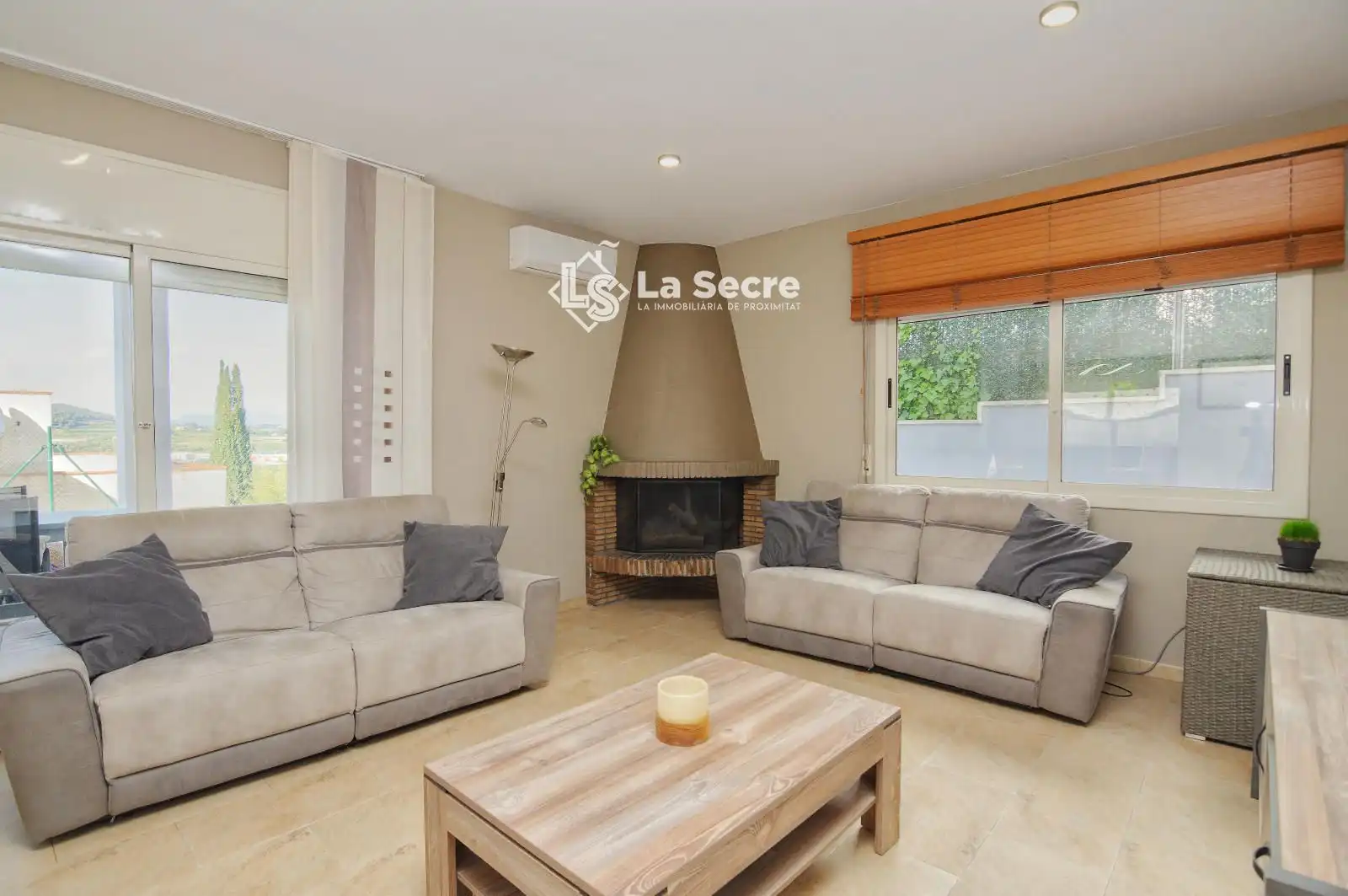 Sala de estar de Casa o chalet en venta en Pacs del Penedès con Aire acondicionado, Calefacción y Jardín privado