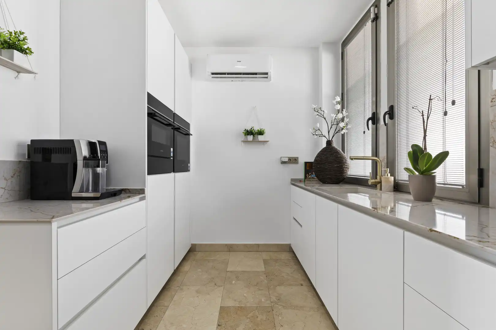 Cocina de Casa adosada de alquiler en Benahavís con Aire acondicionado, Jardín privado y Terraza