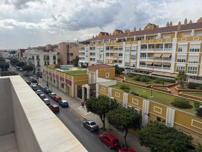 Vista exterior de Àtic en venda en  Melilla Capital amb Aire condicionat i Terrassa