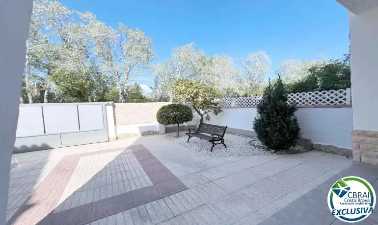 Jardí de Casa adosada en venda en Empuriabrava amb Jardí privat i Moblat