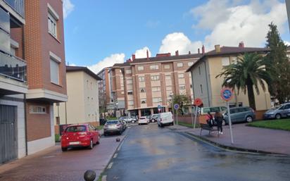 Vista exterior de Pis en venda en Mungia amb Aire condicionat, Calefacció i Jardí privat