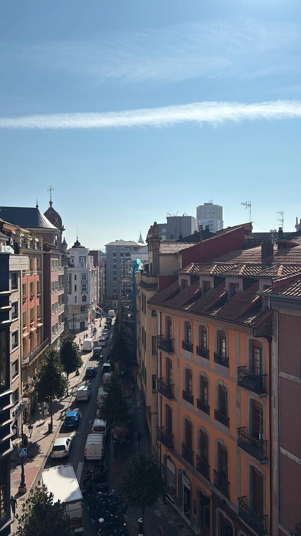 Vista exterior de Àtic en venda en Oviedo  amb Terrassa