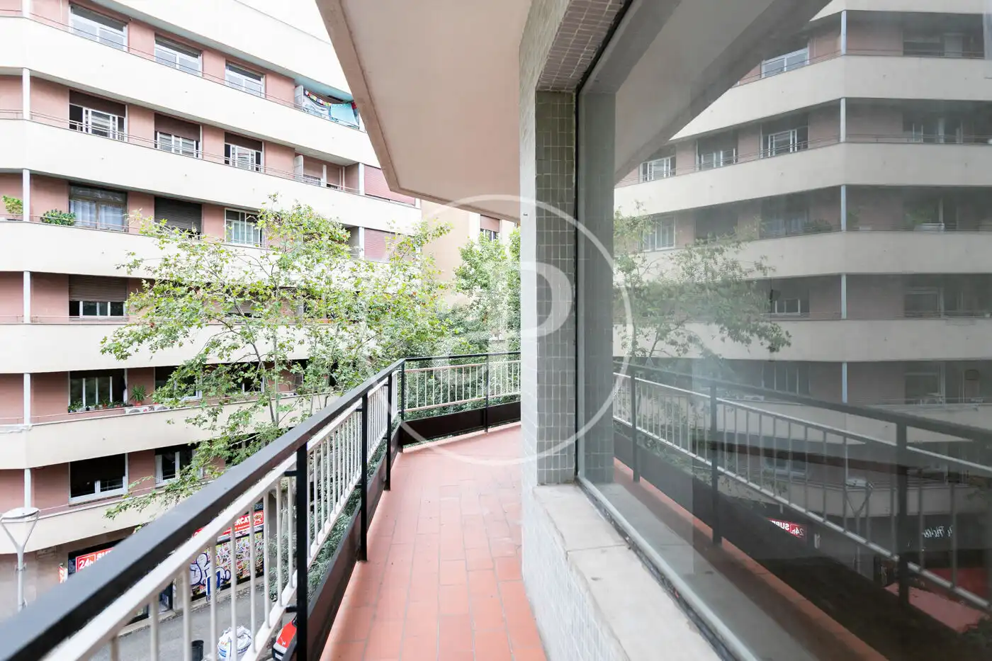 Vista exterior de Piso en venta en Barcelona con Calefacción, Terraza y Balcón