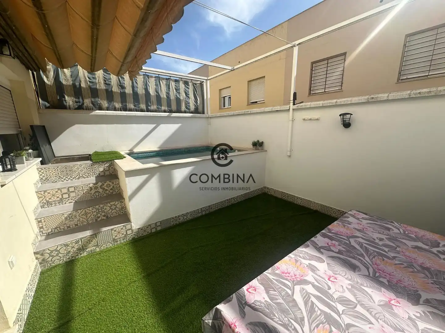 Terrasse von Einfamilien-Reihenhaus zum Verkauf in Camas mit Klimaanlage, Terrasse und Abstellraum