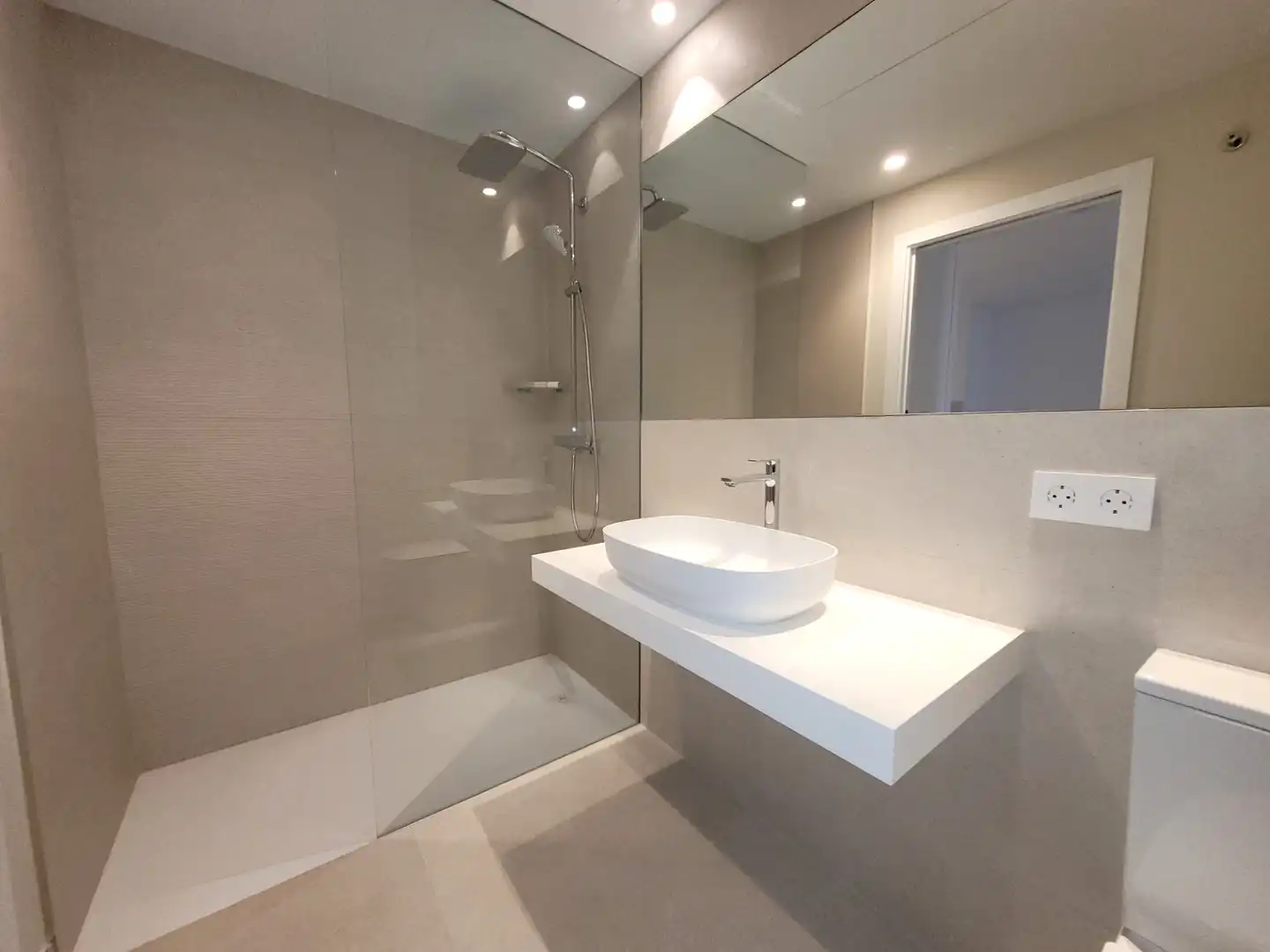 Bathroom of Flat for sale in Palamós  with Air Conditioner, Heating and Terrace