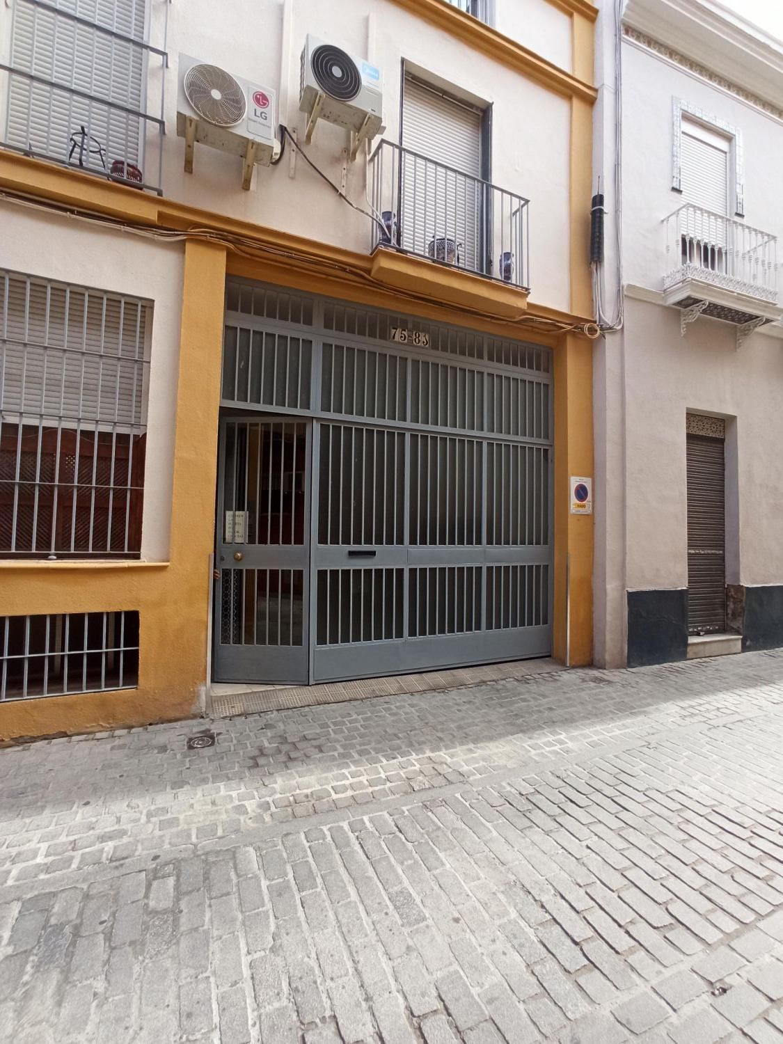 Vista exterior de Garatge en venda en  Sevilla Capital