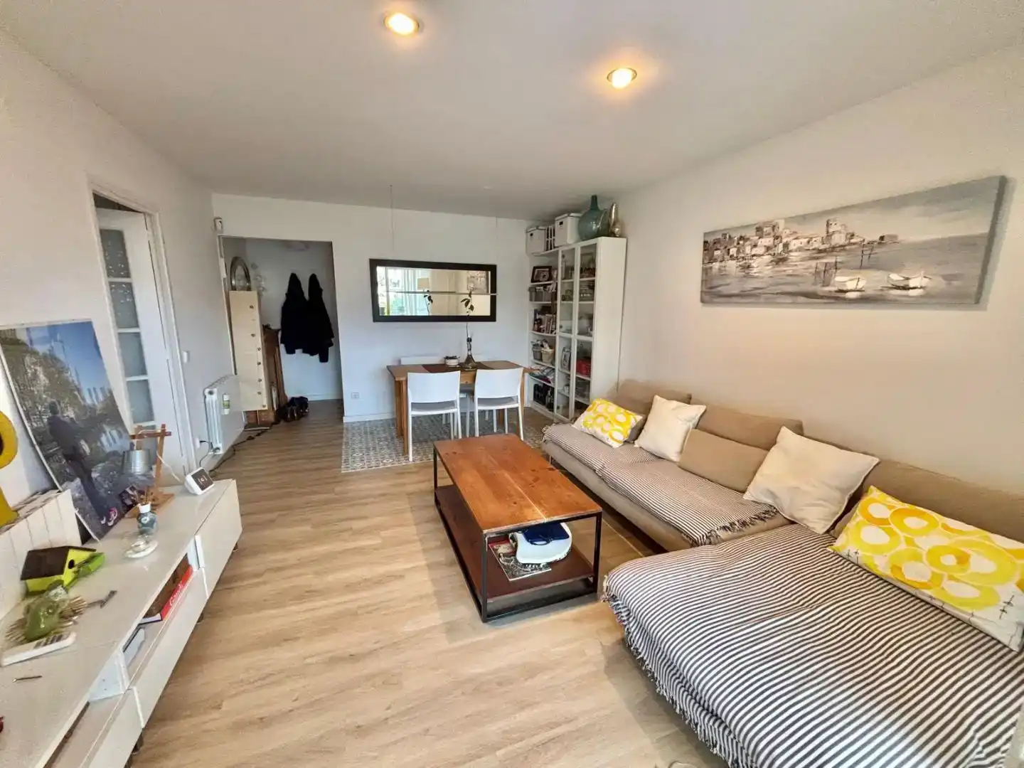 Living room of Flat for sale in Vilanova i la Geltrú  with Air Conditioner, Swimming Pool and Balcony