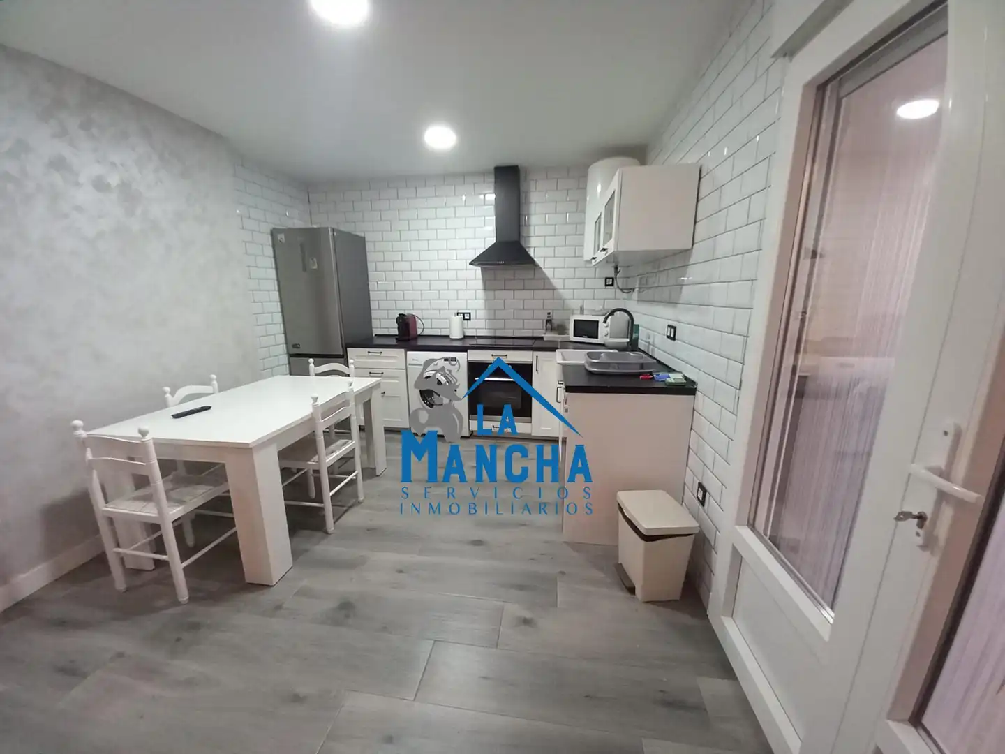 Cuina de Casa o xalet en venda en Madrigueras amb Piscina i Moblat