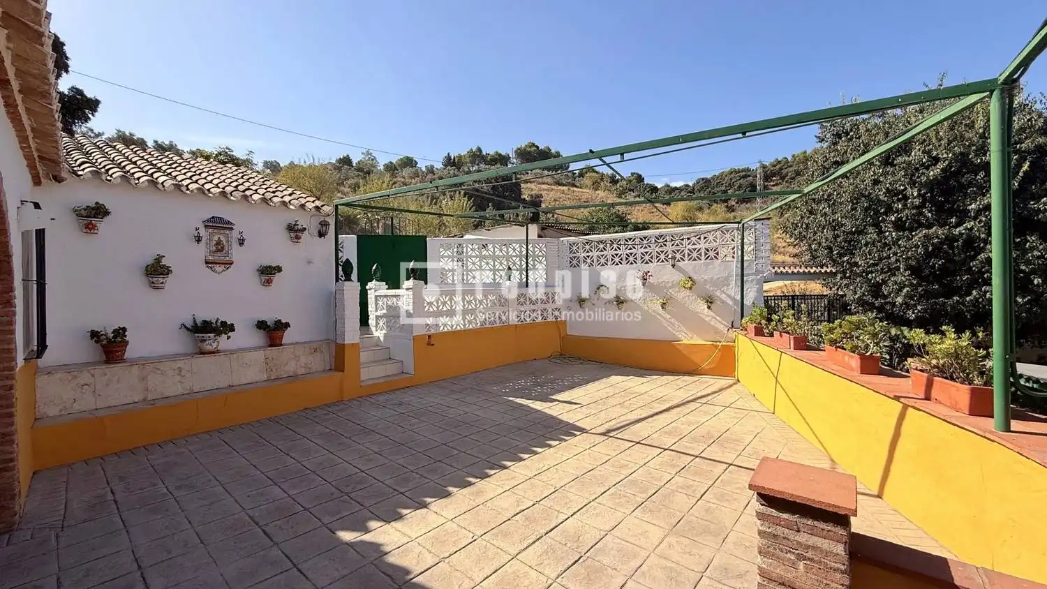 Außenansicht von Haus oder Chalet zum Verkauf in Casabermeja mit Privatgarten, Terrasse und Abstellraum