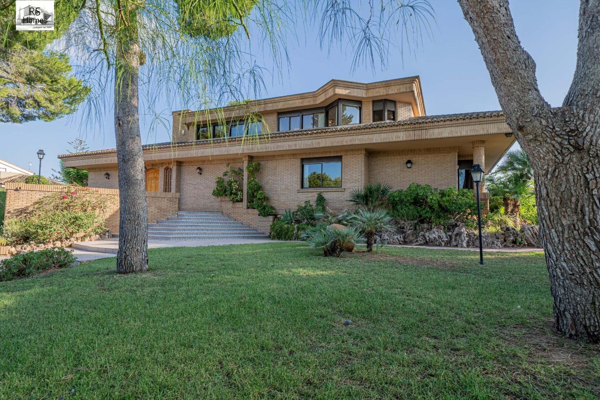 Vista exterior de Casa o xalet en venda en L'Eliana amb Calefacció, Jardí privat i Terrassa