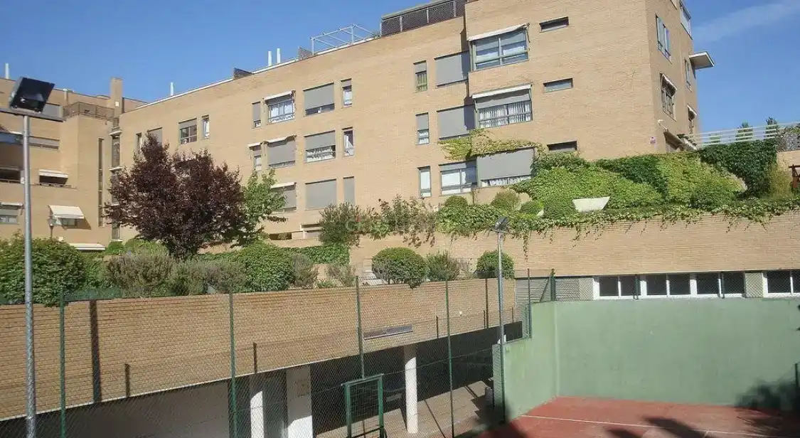 Vista exterior de Àtic en venda en Las Rozas de Madrid amb Aire condicionat, Jardí privat i Parquet