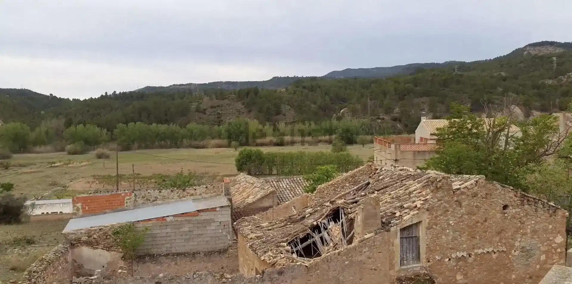 Finca rústica en venda en Cofrentes amb Jardí privat