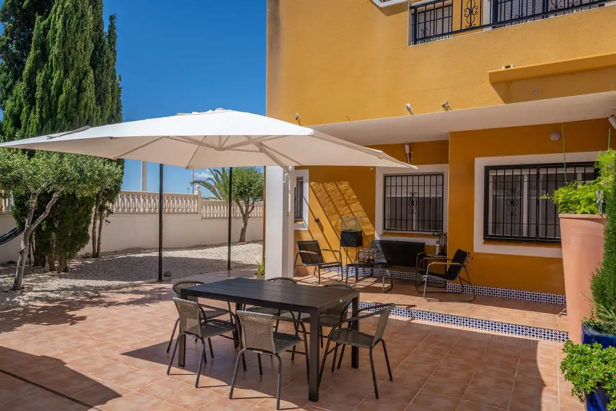 Bajo con terraza en venta en Carrer Bahia