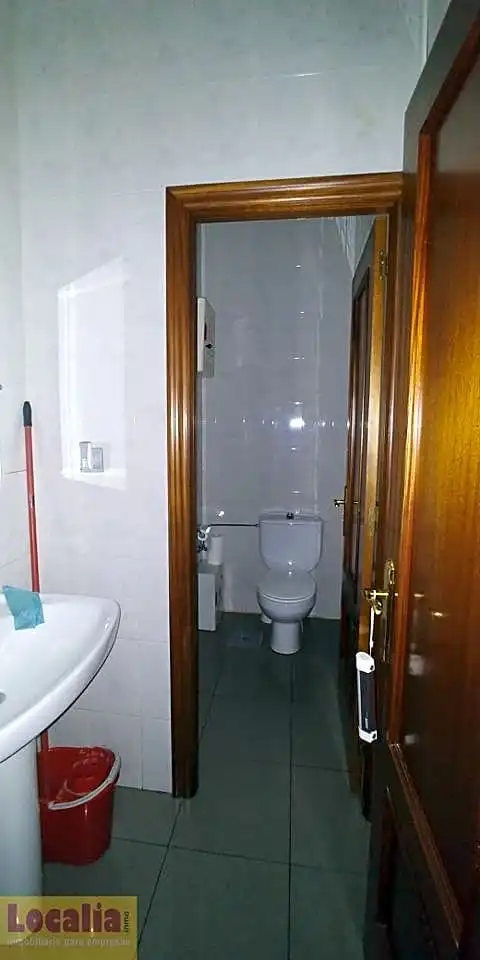 Baño de Local de alquiler en Torrelavega  con Aire acondicionado