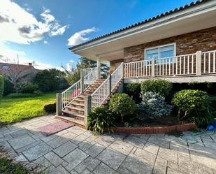 Vista exterior de Casa o xalet en venda en Vilanova de Arousa amb Terrassa, Piscina i Balcó