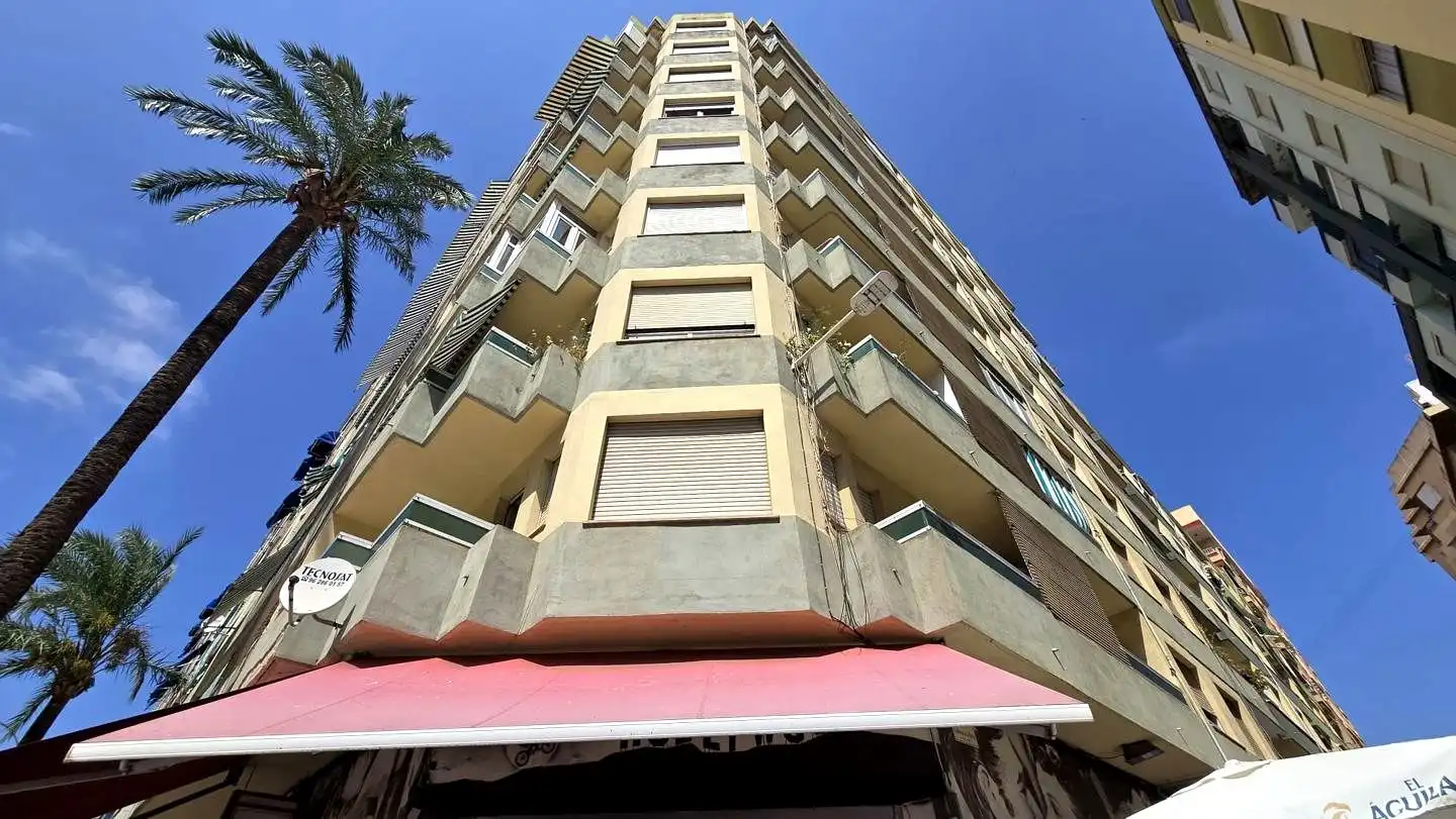 Außenansicht von Wohnung zur Miete in Gandia mit Klimaanlage, Terrasse und Möbliert