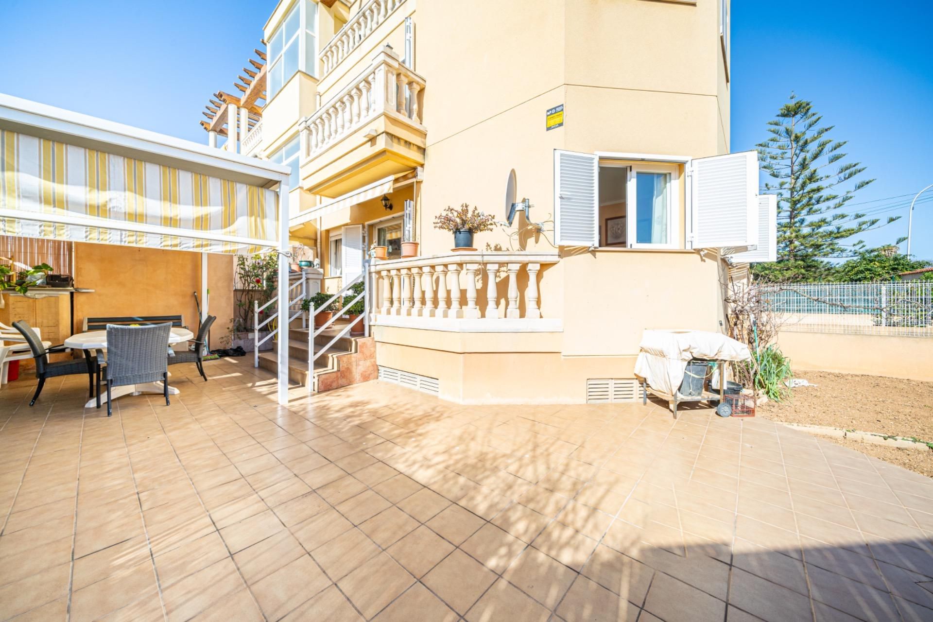 Vista exterior de Planta baixa en venda en Calvià amb Aire condicionat, Jardí privat i Terrassa