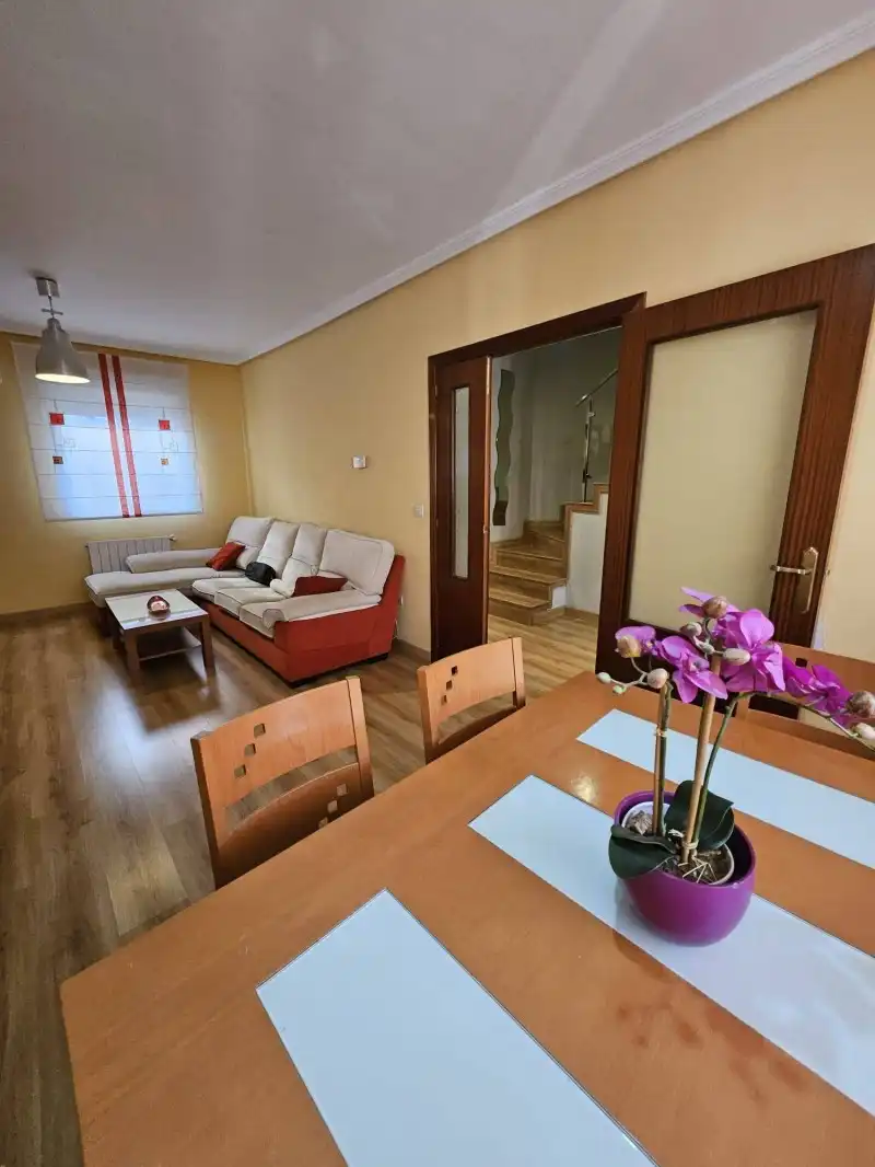 Sala d'estar de Casa o xalet de lloguer en Cáceres amb Aire condicionat, Calefacció i Parquet