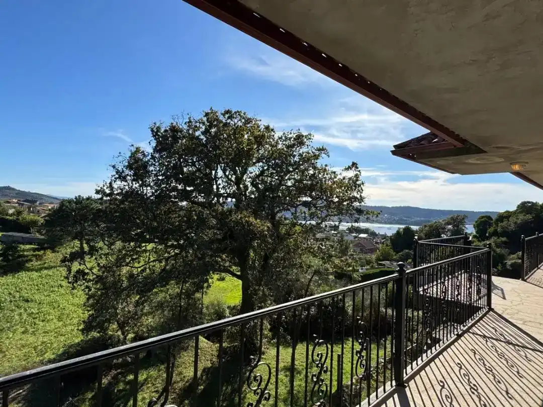Terrassa de Casa o xalet en venda en Cangas  amb Aire condicionat i Balcó