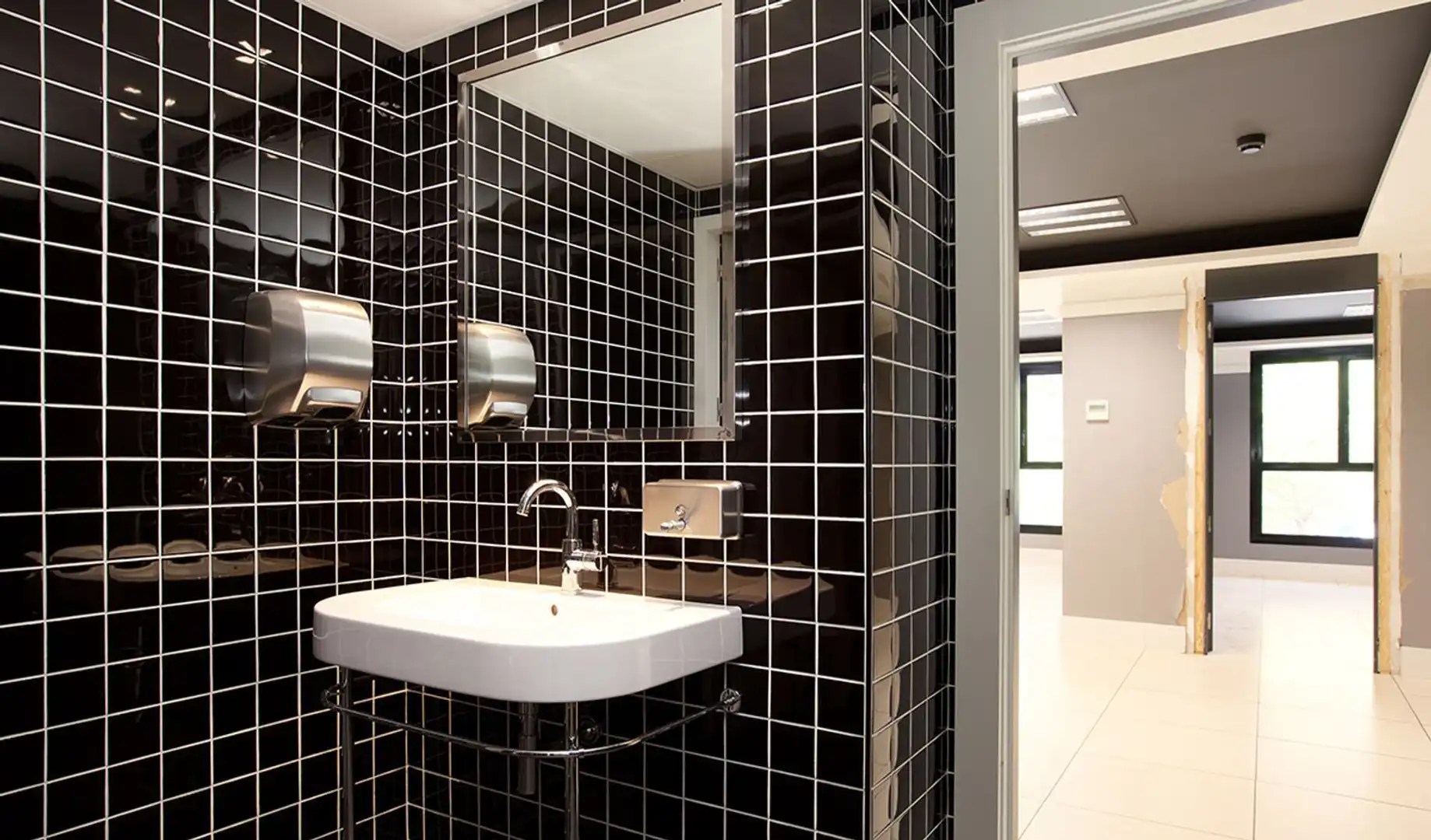 Badezimmer von Büro zur Miete in Barcelona mit Klimaanlage, Heizung und Terrasse