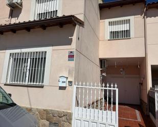 Vista exterior de Casa adosada en venda en San Román de los Montes amb Aire condicionat i Calefacció