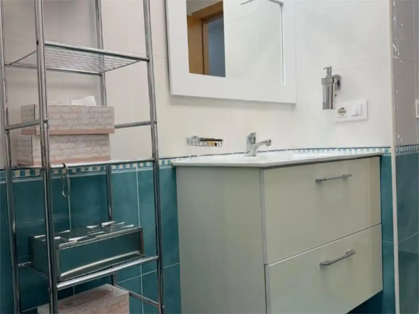 Baño de Piso de alquiler en Emperador con Aire acondicionado, Amueblado y Balcón