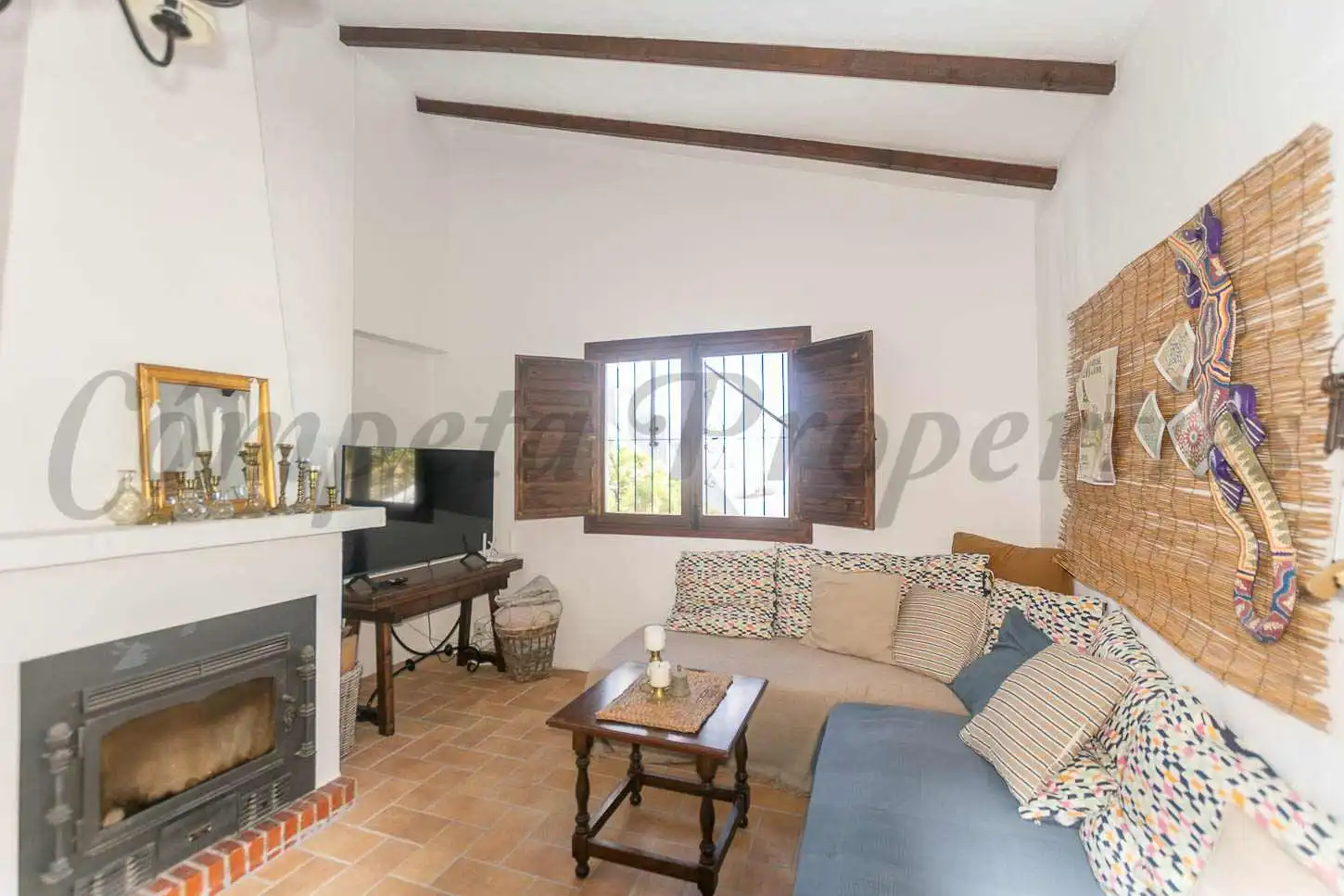 Sala d'estar de Finca rústica en venda en Cómpeta amb Aire condicionat, Terrassa i Piscina
