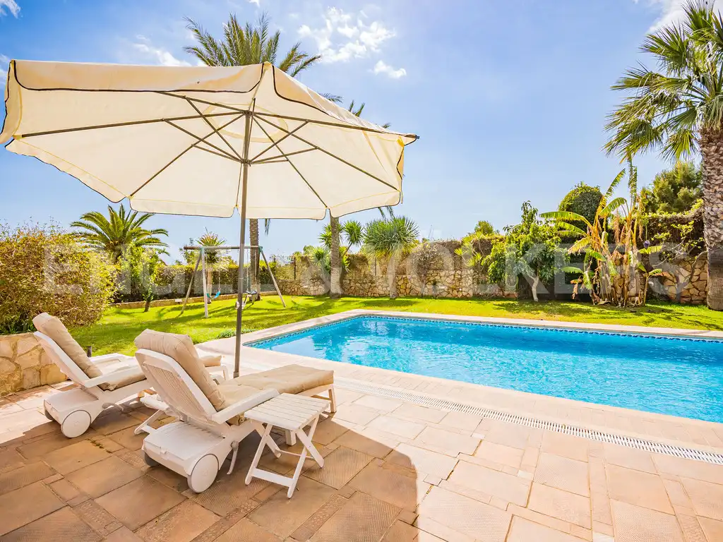 Casa con piscina en venta en Urbanizaciones, imagen 2