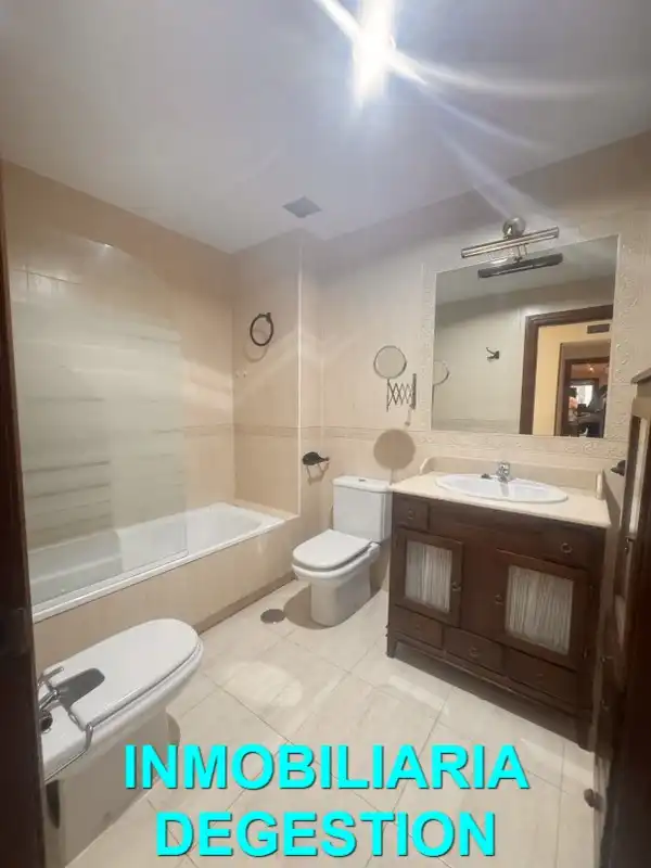 Badezimmer von Wohnung zur Miete in Linares mit Klimaanlage, Heizung und Möbliert