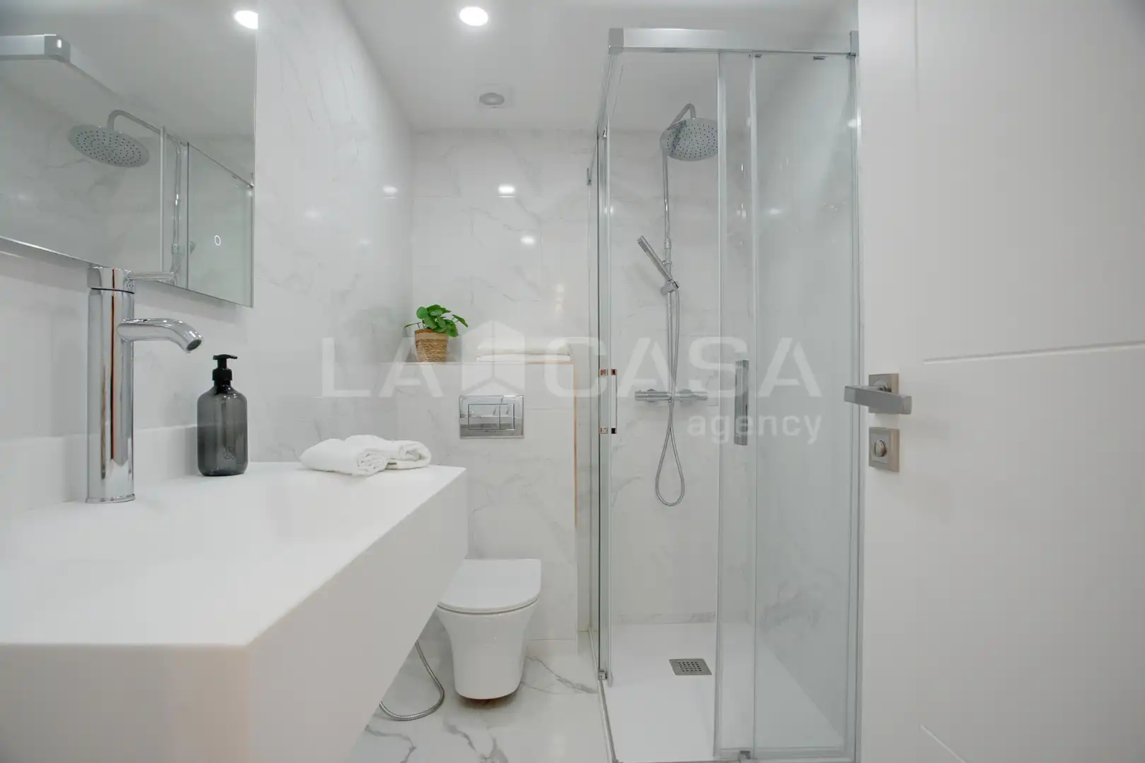 Badezimmer von Wohnung zum Verkauf in Barcelona mit Heizung und Balkon