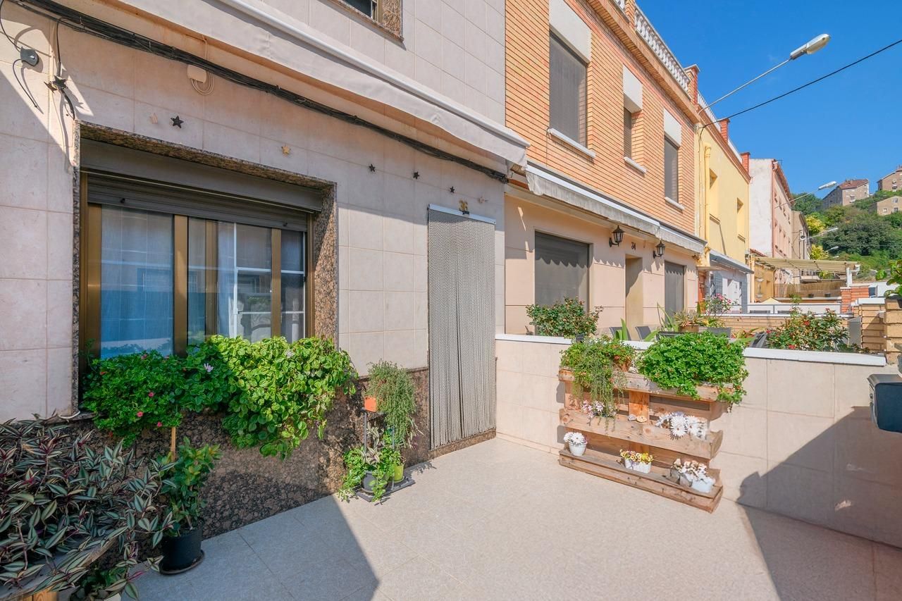 Vista exterior de Casa o xalet en venda en Manresa amb Calefacció i Terrassa