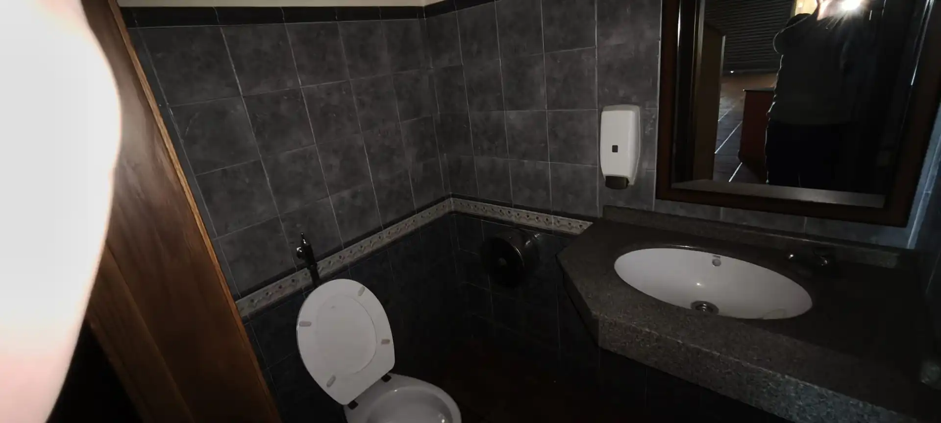 Baño de Local de alquiler en Brión con Aire acondicionado y Amueblado