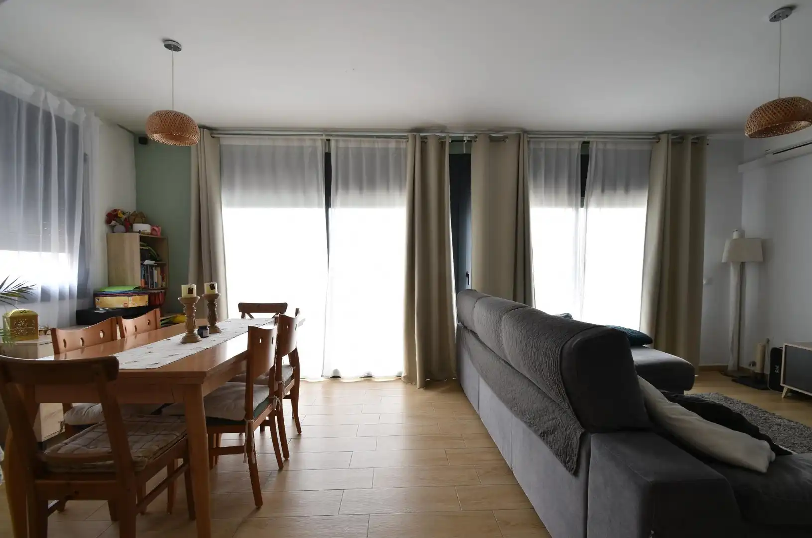 Sala d'estar de Casa adosada en venda en Cunit amb Aire condicionat, Jardí privat i Terrassa