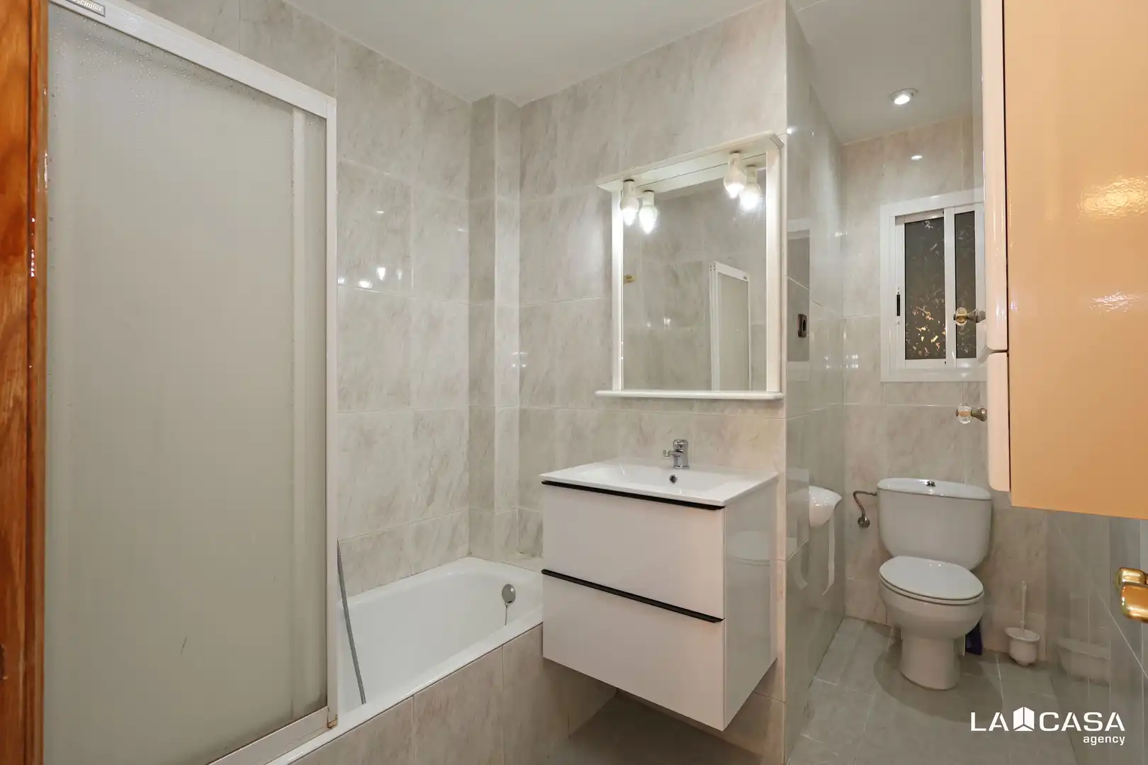 Baño de Piso en venta en L'Hospitalet de Llobregat con Balcón