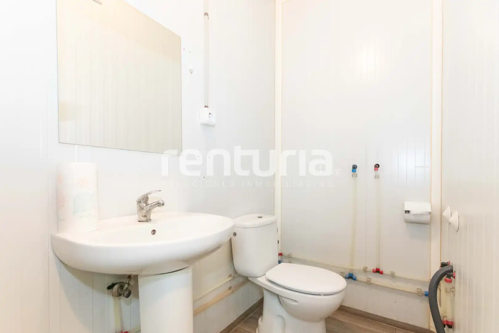 Baño de Local en venta en Valencia con Aire acondicionado y Amueblado