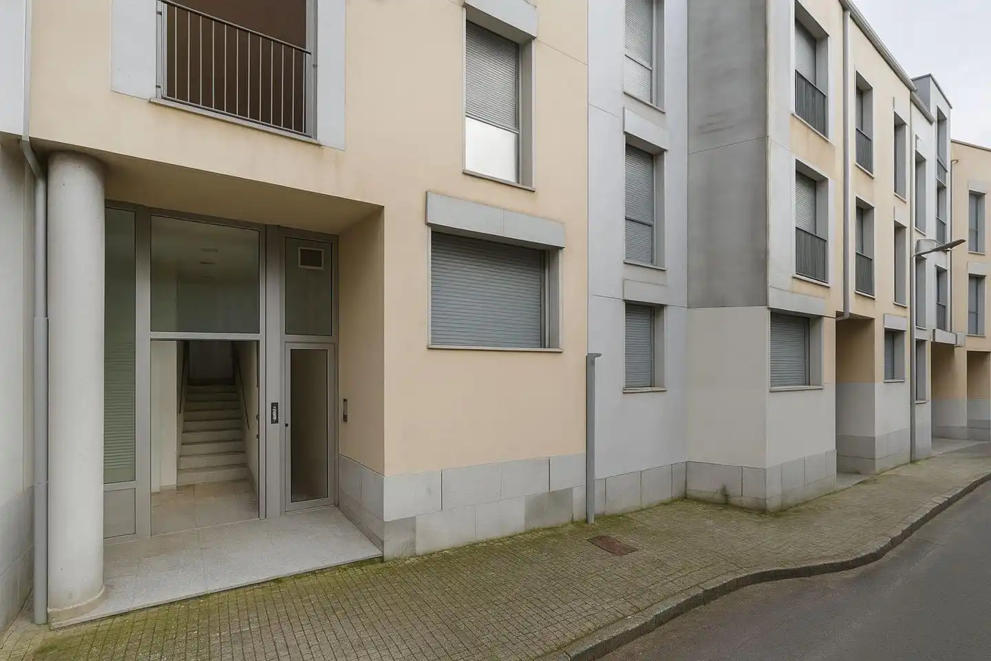 Vista exterior de Planta baja en venta en A Coruña Capital  con Trastero y Alarma