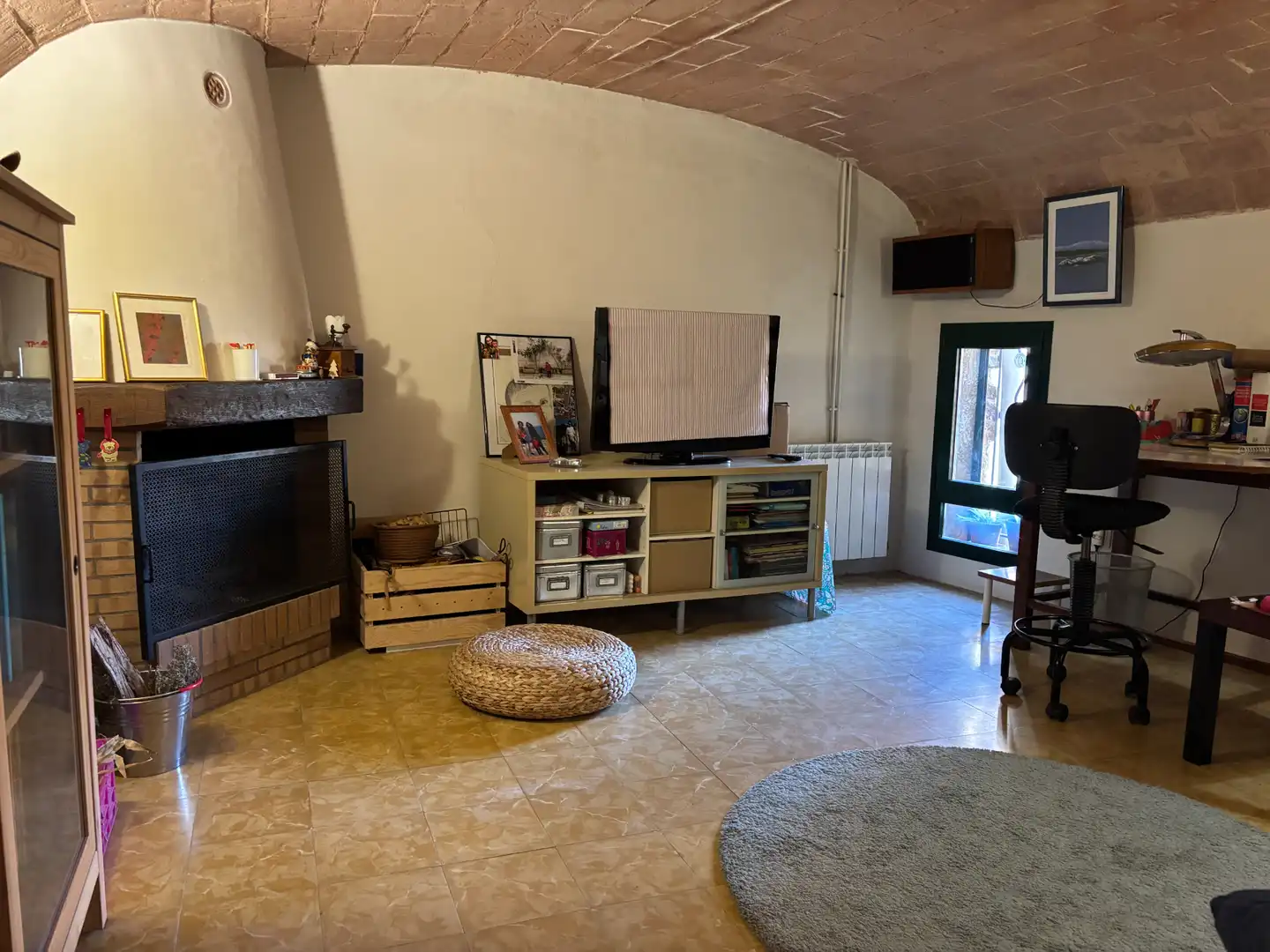 Wohnzimmer von Einfamilien-Reihenhaus zum Verkauf in Flaçà mit Klimaanlage, Heizung und Privatgarten