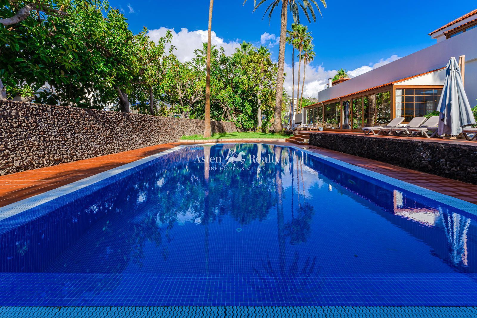 Vista exterior de Casa o xalet en venda en Adeje amb Aire condicionat, Terrassa i Piscina